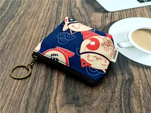 Donkerblauwe cartoon gelukskat daruma print muntportemonnee met sleutelhanger en ritsluiting.