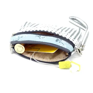 Elegante portamonete da polso a righe blu e bianche con fantasia floreale e doppia zip.