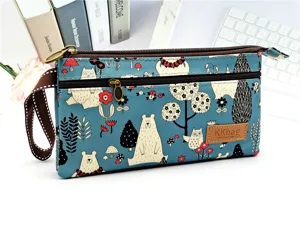 Vue détaillée de la trousse multi-couches avec motif mignon d'ours et de hibou et dragonne.
