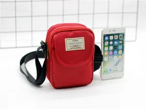 Borsa a tracolla in nylon rosso da donna, design minimalista con dettaglio etichetta frontale.