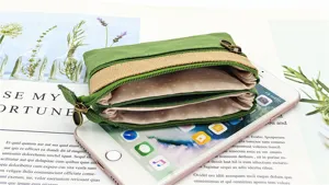 Mini borsetta portamonete multistrato in tela verde con doppia cerniera per uso quotidiano.