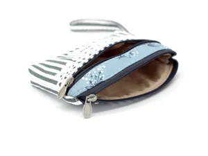 Portamonete in tessuto con doppia zip e cinturino da polso, design floreale country.