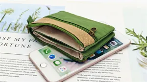 Dettaglio borsa portamonete multistrato in tela verde con tasca con cerniera e bella trama.