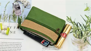 Portafoglio monete multistrato in tela verde e porta carte, borsa portaoggetti in tessuto dettaglio.