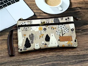 Vue détaillée du joli imprimé d'ours de dessin animé sur la pochette zippée décontractée.
