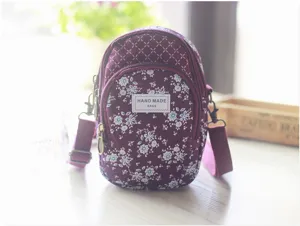 Kleine blumige Umhängetasche mit Reißverschlüssen, lässiger Landhausstil für Damen.
