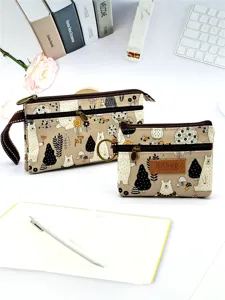 Vue détaillée du joli sac pochette en toile multicouche à imprimé de dessin animé.