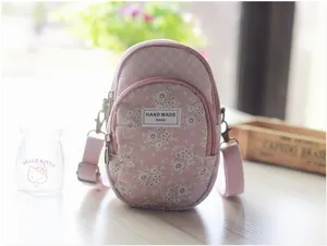 Detaillierte Nahaufnahme der rosa blumigen Canvas Umhängetasche mit praktischen Reißverschlüssen.