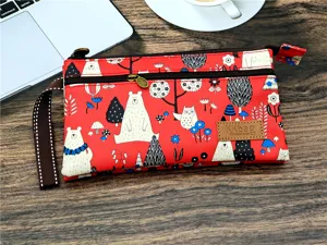 Charmant petit sac pochette multi-couches en toile enduite pour femme motif ours.