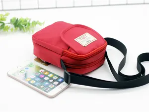 Borsa a tracolla in nylon da donna alla moda, mini borsa telefono rossa minimalista.
