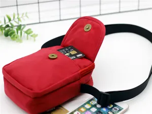 Borsa a tracolla casual in nylon rosso da donna con tracolla regolabile e tasca pratica.