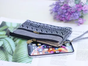 Λεπτομερές κοντινό πλάνο μιας τσάντας clutch πολλαπλών στρώσεων με γεωμετρικό μοτίβο.