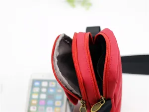 Borsa a tracolla in nylon vista dettagliata, tasche con zip multistrato per uso quotidiano.