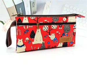 Vue rapprochée d'une trousse à crayons rouge à couches multiples avec un motif d'ours mignon.