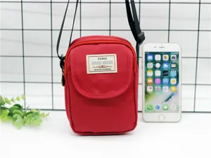 Borsa a tracolla in nylon rosso da donna, mini borsa porta cellulare vista dettagliata.