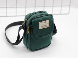 Borsa a tracolla in nylon verde per donna, borsa porta cellulare minimalista chic.