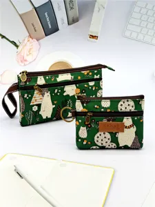 Pochette zippée multicouche en toile verte avec motif d'ours mignon pour un usage quotidien.