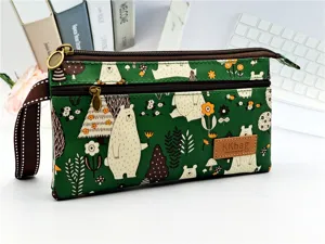 Pochette multi-couches en toile avec motif d'ours de dessin anime vert et double fermeture eclair.