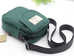 Vista dettagliata della borsa a tracolla in nylon verde, con doppie cerniere e robusta tracolla.