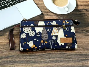 Détail de la trousse à crayons multicouche avec motif d'ours mignon et lanière de poignet.