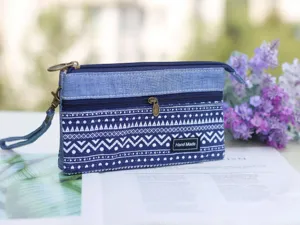 Μπλε τσαντάκι clutch πολλαπλών στρώσεων από τζιν με γεωμετρικό σχέδιο για γυναίκες.