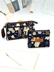 Vue détaillée de la trousse multi-couches avec motif, tissu résistant et fermetures éclair.