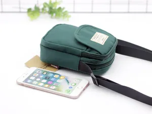 Borsa a tracolla per telefono in nylon verde da donna, borsetta minimalista con tracolla.