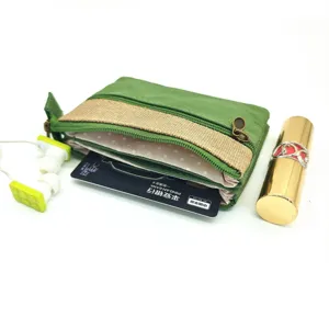 Borsellino multistrato in tela verde, porta carte con zip compatto e mini borsa elegante.