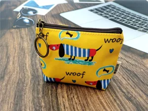 Gedetailleerd overzicht van de gele canvas portemonnee met schattig teckel patroon en ring.