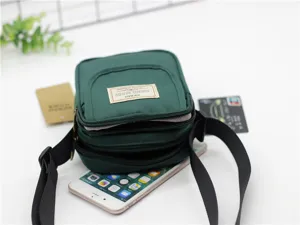 Borsa a tracolla per telefono in nylon verde con doppie cerniere e cinturino regolabile.