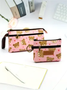 Vue détaillée d'une trousse à crayons et pochette cosmétique mignonne à motif d'ours.