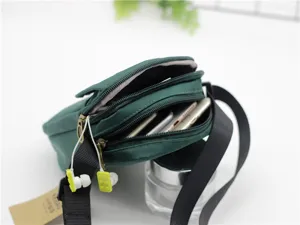 Borsa a tracolla in nylon verde scuro da donna, borsetta porta cellulare casual e minimalista.