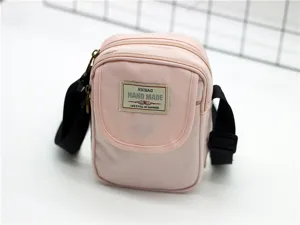 Borsa a tracolla in nylon rosa da donna, borsetta porta cellulare casual e minimalista.