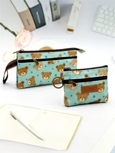 Détail de trousse à crayon en toile d'ours de dessin animé mignon et pochette à glissière.