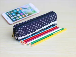 Astuccio in tessuto a quadri blu scuro con bordo in pizzo bianco, porta cancelleria.
