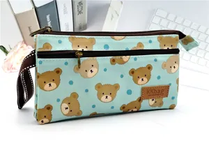 Gros plan détaillé de la trousse en toile à motif d'ours mignon avec une dragonne pratique.