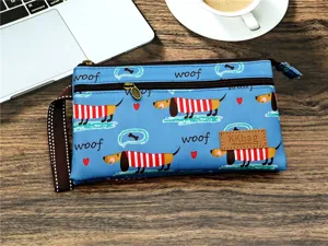 Trousse à crayons mignonne imprimé teckel avec plusieurs compartiments et dragonne.