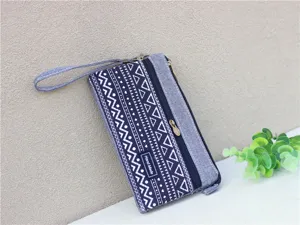 Sac pochette multi-couches en toile à imprimé géométrique avec dragonne pour rangement.