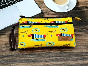 Pochette multi-couches en toile jaune avec joli imprimé teckel de dessin animé et dragonne pratique.