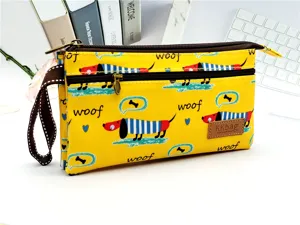 Pochette multi-couches jaune en toile avec joli imprimé teckel, poche zippée et dragonne.