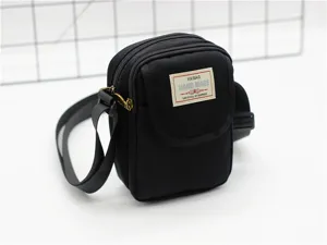 Vista dettagliata della borsa a tracolla in nylon nero con etichetta elegante e pratica.