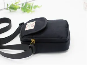 Vista dettagliata della borsa a tracolla in nylon nero per cellulare con patta e resistente.