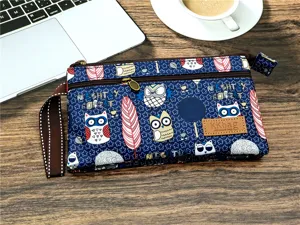 Vue détail de la pochette multi-couches imprimée hibou de dessin animé avec dragonne.