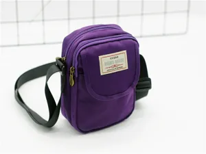 Vista dettagliata della borsa a tracolla minimalista in nylon viola per cellulare.