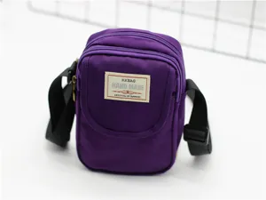 Borsa a tracolla per telefono in nylon viola con cinturino regolabile ed etichetta tessuta.