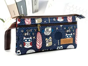 Pochette multicouche en toile avec imprimé chouette et dragonne pratique pour femmes.