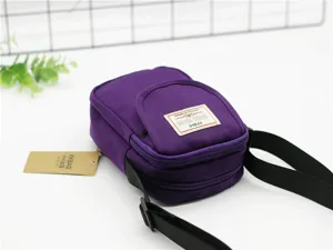 Borsa a tracolla in nylon viola con tasca frontale, elegante e comoda per l'uso quotidiano.