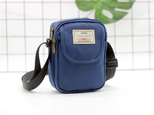 Borsa a tracolla in nylon blu da donna, elegante design minimalista con comoda tasca anteriore.