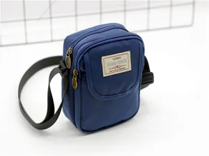 Borsa a tracolla per telefono in nylon blu con tasche con zip, tracolla regolabile ed etichetta.