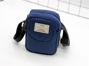 Borsa a tracolla compatta in nylon blu scuro per cellulare con pratiche cerniere.